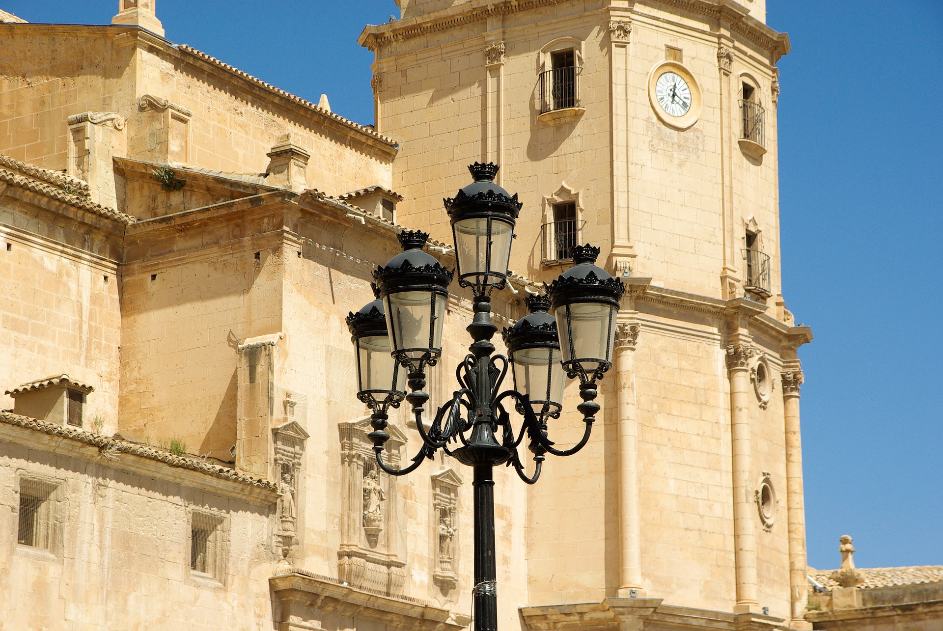 Foto spanisches Schloß mit Straßenlaterne